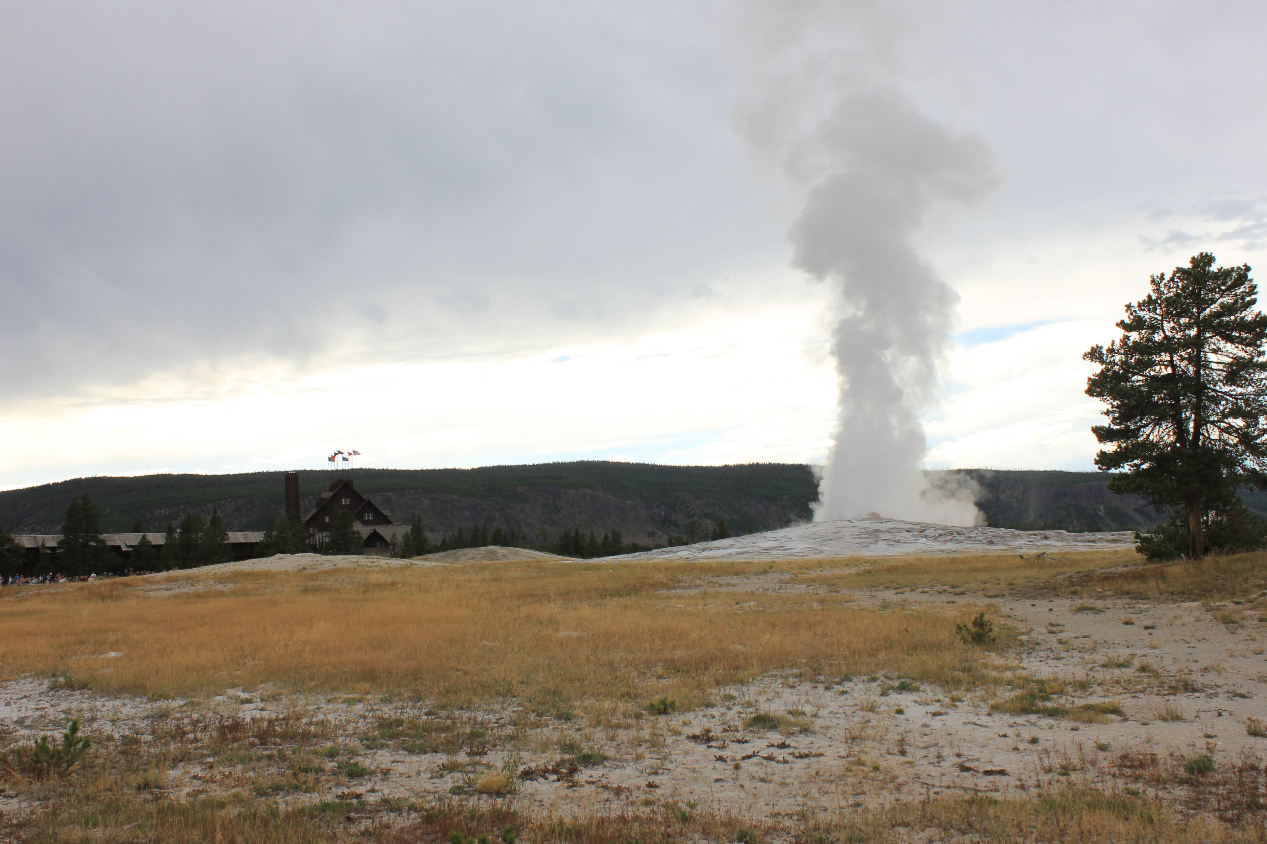 Exploring Yellowstone: A Remarkable Sight – Old Faithful Inn