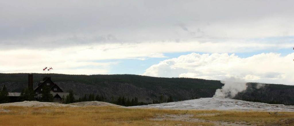 Exploring Yellowstone: A Remarkable Sight – Old Faithful Inn