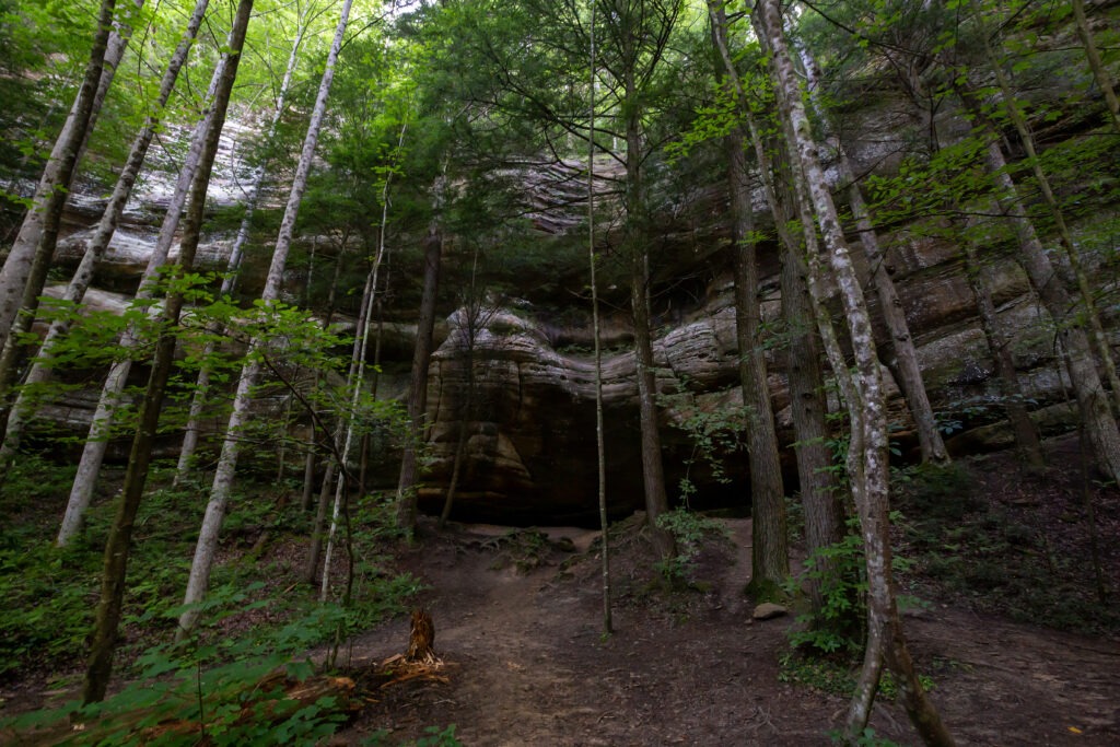 Large rock cliffs in Hocking Hills State Park