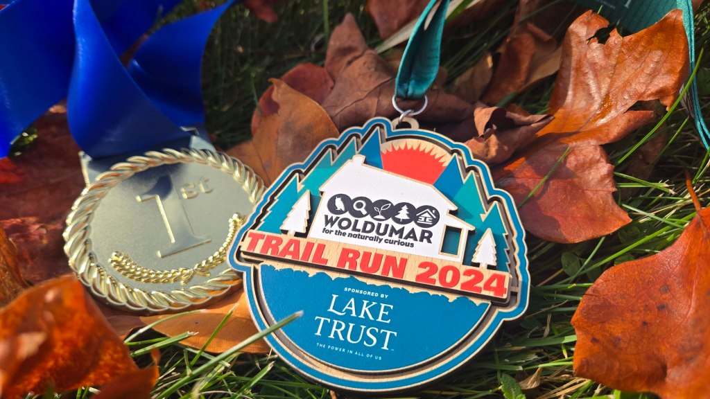 Bright finisher medal for the Woldumar 5K
