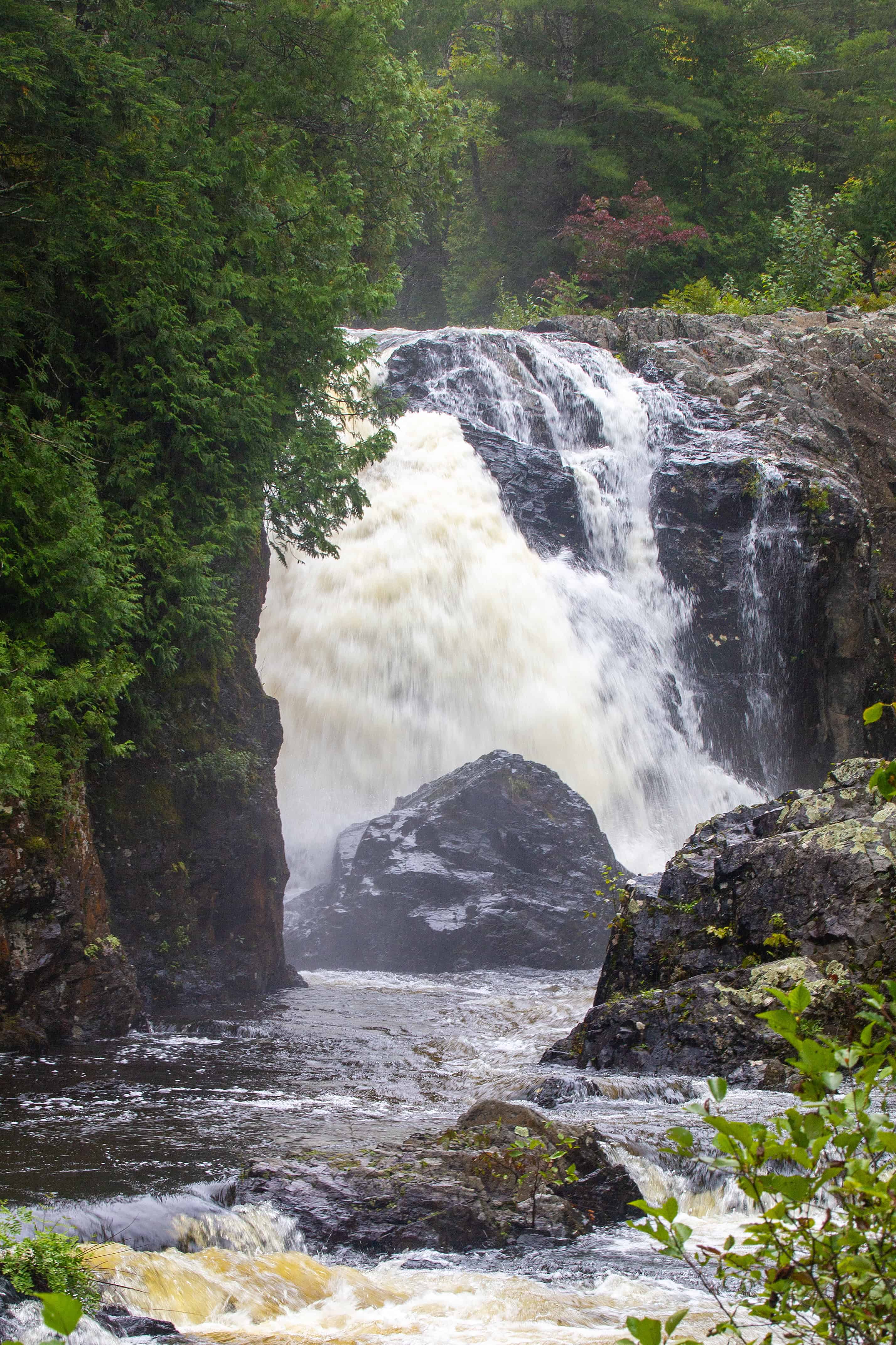 Large waterfall roading through two massive rocks